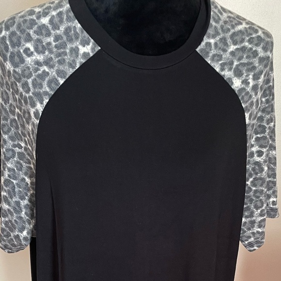 🎀 NEW Women’s Black Gray Short Sleeve Leopard Print Shirt Size XL - Picture 2 of 2